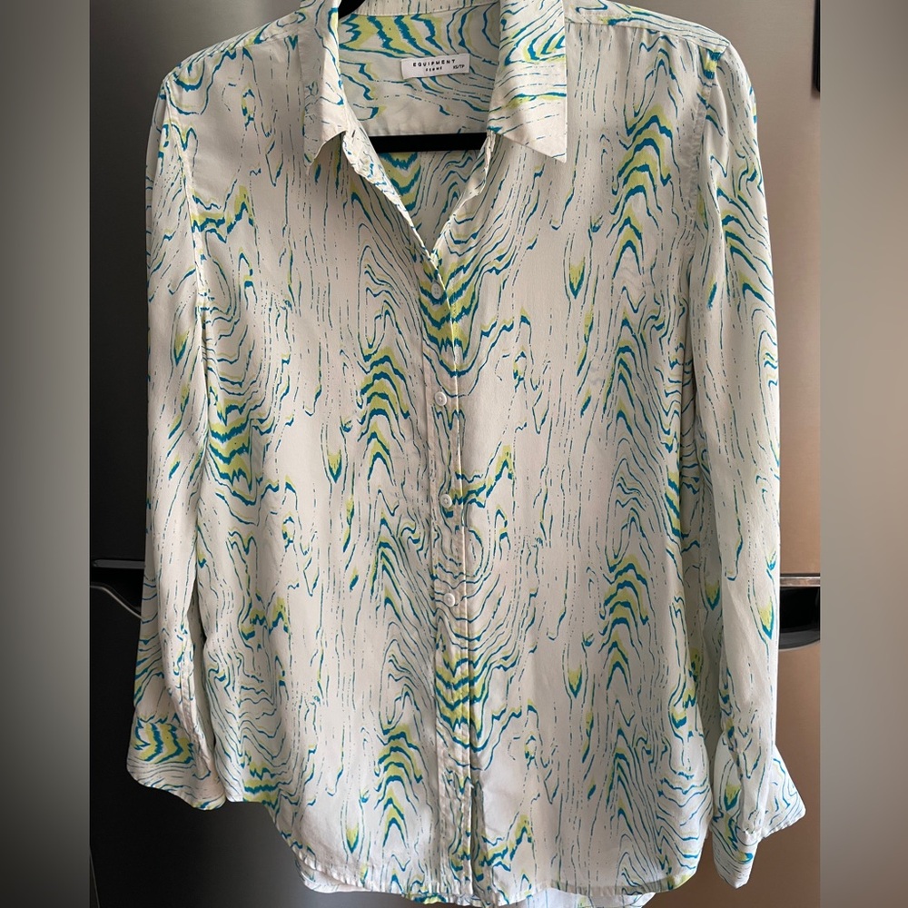 CLOSING CLOSET!!!! EQUIPMENT femme silk blouse